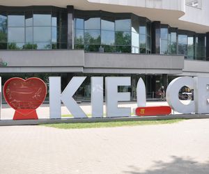 Napis I love Kielce obok Kieleckiego Centrum Kultury