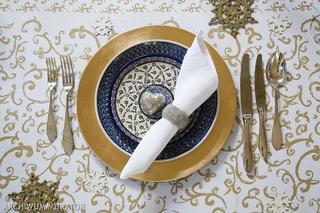 Dekoracja świąteczna stołu w złocie i błękicie