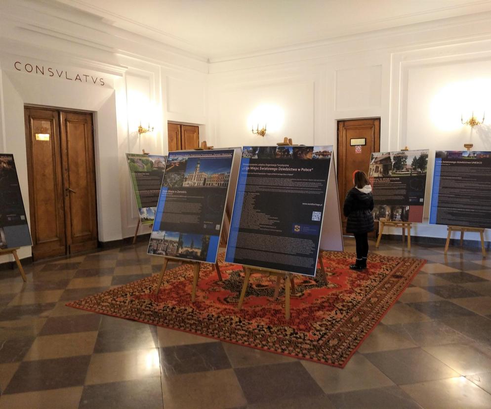Wystawa obiektów UNESCO w zamojskim ratusza