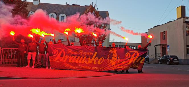 Pod szpitalem w Drawsku Pomorskim stadionowe flary i prezenty od kibiców Pogoni Szczecin 