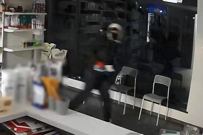 Włamanie do weterynarza koło Torunia. Rozpoznajesz sprawców? Szuka ich policja!