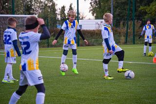 W Olsztynie otwarto profesjonalne boisko sportowe. Będą korzystali z niego młodzi piłkarze