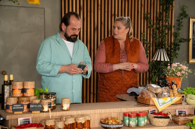 Barwy szczęścia, odcinek 3242: Borys (Jakub Wieczorek), Aldona (Elżbieta Romanowska)