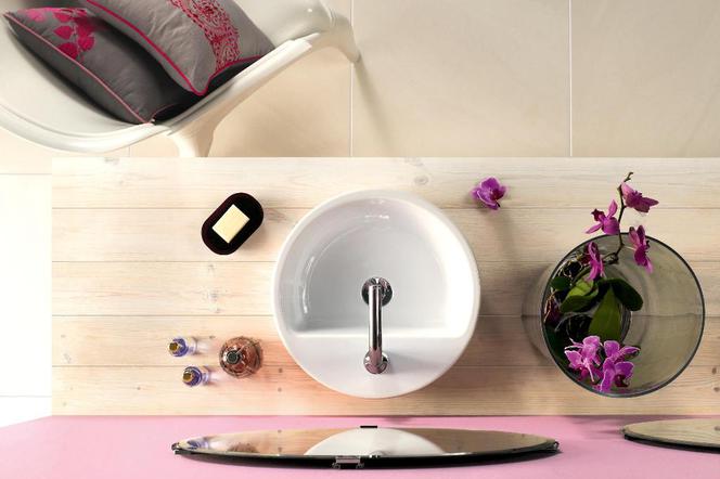Tani remont łazienki: modna umywalka ożywi neutralne wnętrze
