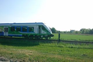 Rzeszów: Nissan wjechał pod szynobus