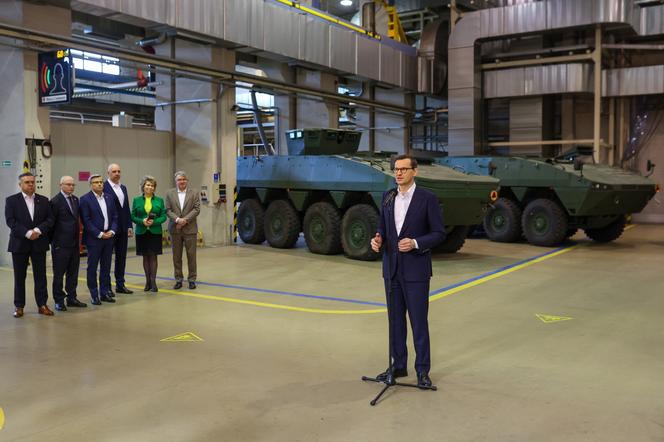 Premier Mateusz Morawiecki w zakładach produkujących rosomaki