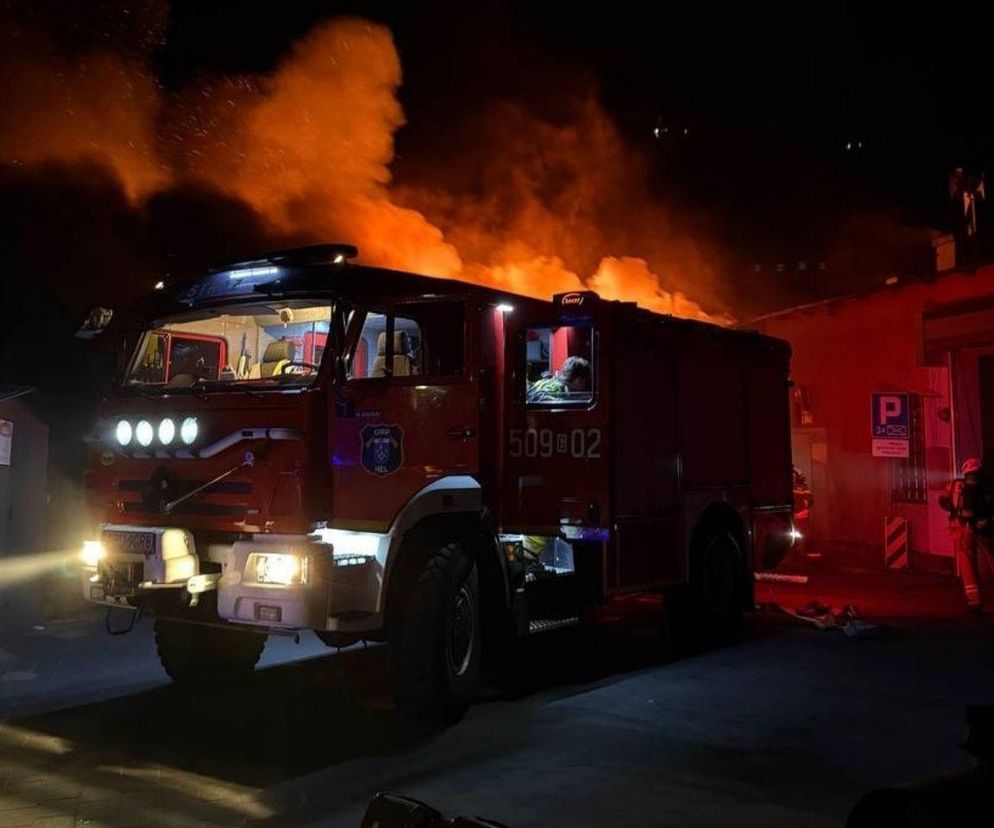 Tragiczna noc dla strażaków w Helu. Pożar zniszczył ich remizę. Są rani