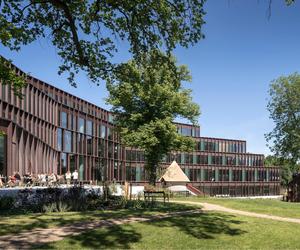 Miedziane elewacje niczym kadzie - Carlsberg; Kopenhaga; proj. CF Møller Architects