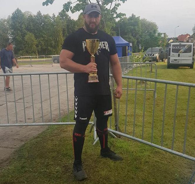 Policjant z Olsztyna niczym Pudzian