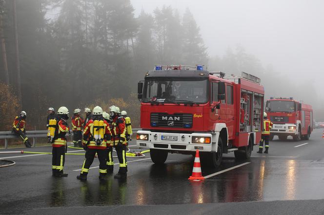 Tarnów: Karetka zahaczyła o drzewo! Na pomoc ruszyli strażacy i...wypadli z drogi!