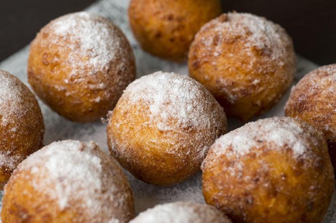 Przepis na pączki bananowe. Ekspresowa słodkość na tłusty czwartek i nie tylko