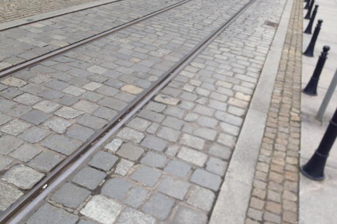 Wypadek tramwaju z samochodem na Pułaskiego i uszkodzone torowisko w centrum Wrocławia. Uwaga na utrudnienia w ruchu!