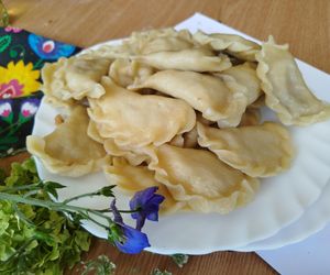 W konkursie na najlepsze pierogi w powiecie Siedleckim w 2025 roku zwyciężył męski zespół KGW „Sami Swoi” z Kotunia! 