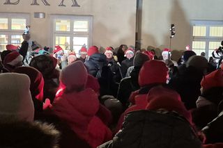 Święta w Olsztynie odpalone! Na Starym Mieście rozbłysła piękna choinka [ZDJĘCIA]