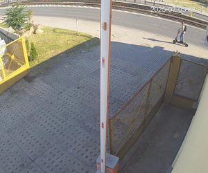 Wypadek w Bydgoszczy. Hulajnogą potrącił 76-latka i uciekł. Senior trafił do szpitala 