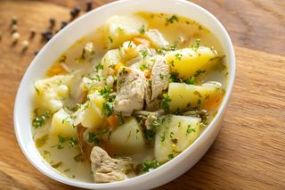 Gdy po niedzielnym obiedzie zostaje mi rosół robię najzdrowszą zupę świata. Idealna na jesień. Smaczna, zdrowa i lepsza niż pomidorowa