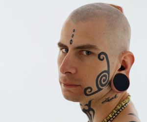 Skaryfikacja, czyli tatuaż z blizn. Na czym polega skaryfikacja (modyfikacja ciała)?