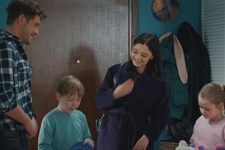 M jak miłość odc. 1796. Iza (Adriana Kalska) Marcin (Mikołaj Roznerski), Szymek (Staś Szczypiński), Maja (Laura Jankowska)