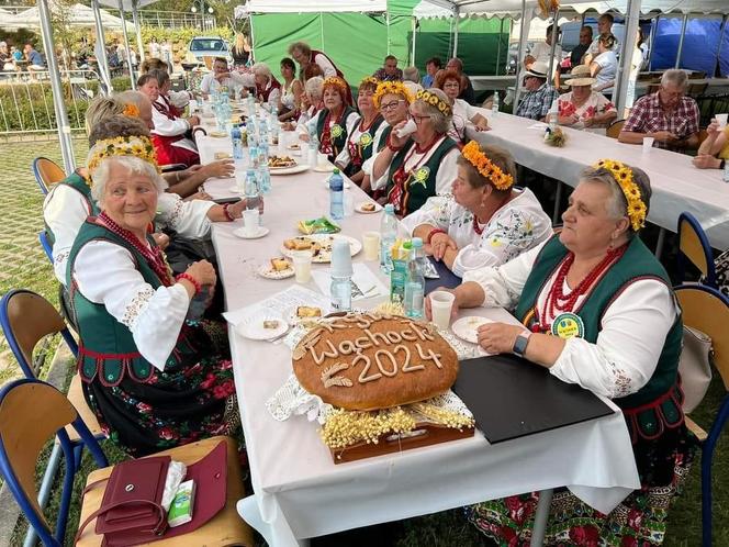 Dożynki 2024 w powiecie starachowickim. W Wąchocku dożynkowe wieńce, korowód i przysmaki