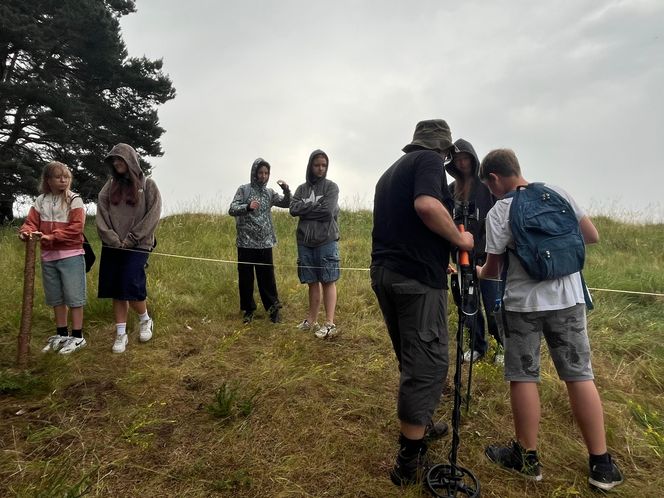 Akcja na polu, gdzie znaleziono Wampirkę z Pnia. Młodzi chodzili z detektorami, niedługo wracają tam archeolodzy