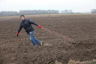 Robię za KONIA! Tragiczny los rolnika skrzywdzonego przez drogowców