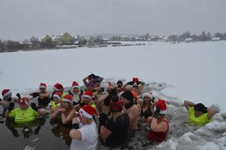 Mikołajkowe morsowanie z Aktywnym Ćmińskiem w zalewie Umer