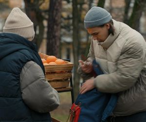 Barwy szczęścia, odcinek 3170.  Sprzedawczyni (Jolanta Banak), Romeo (Jacek Tyszkiewicz)