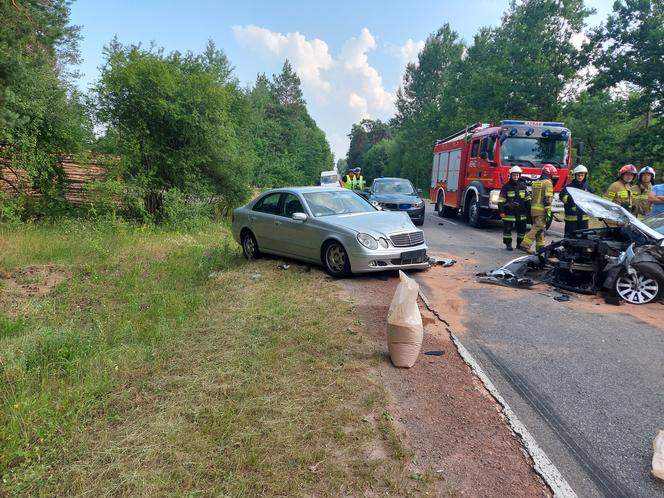 PILNE! Wypadek w LESIE RZEPIŃSKIM, czołowe zderzenie Mercedesa i Volkswagena