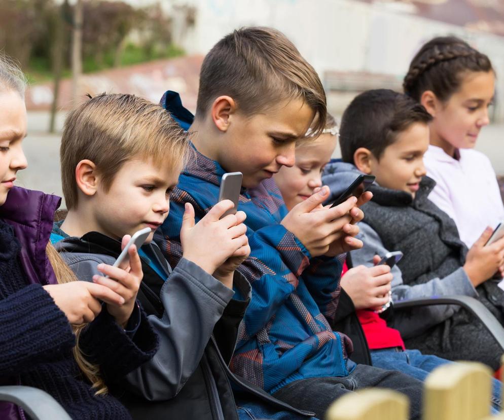 Zakaz korzystania z telefonów w szkole podstawowe. To już pewne. O zmianę apelowali rodzice