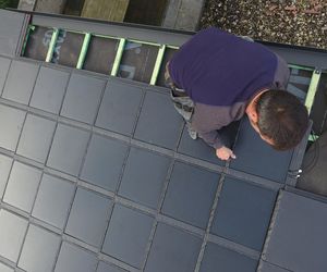 Montaż dachówek solarnych