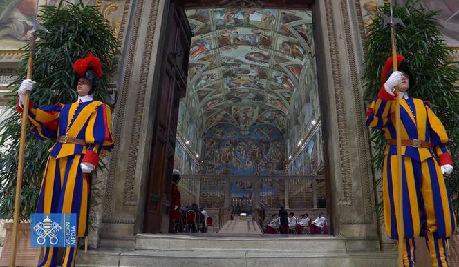 Z OSTATNIEJ CHWILI: Rozpoczęło się konklawe 2025 – kardynałowie złożyli przysięgę w Kaplicy Sykstyńskiej