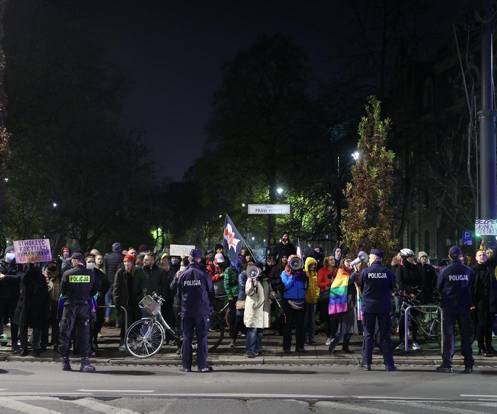 Regularne protesty pod biurem PiS w Krakowie