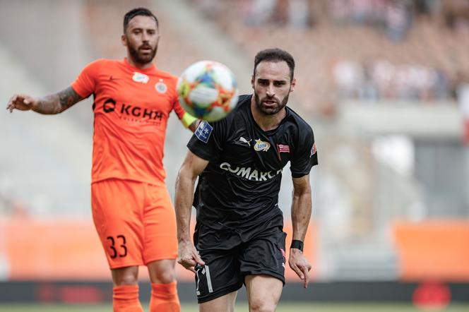 Rafael Lopes (czarny strój) zdobył bramkę dla Cracovii w meczu z Zagłębiem (1:1).