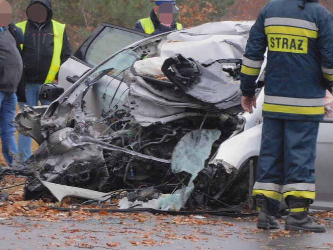 Po uderzeniu w drzewo, z auta wypadł silnik. Kierowca nie miał szans. Zginął na miejscu