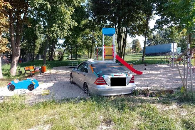 Pijany kierowca wjechał na plac zabaw w Lutomiersku