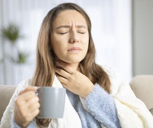 Ból gardła przy COVID-19. Jak go łagodzić?