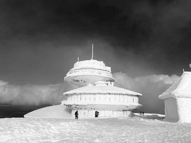 Sroga Śnieżka zimą! Te zdjęcia robią wrażenie! [GALERIA]