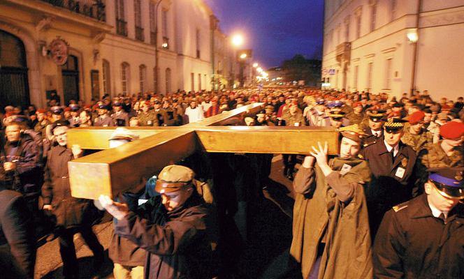 Wierni podążą z krzyżem dla pokoju