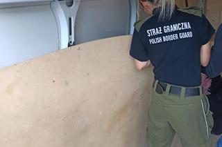 Zamknął ich w samochodzie i uciekł! Dramatyczne sceny w pobliżu granicy z Niemcami [ZDJĘCIA].