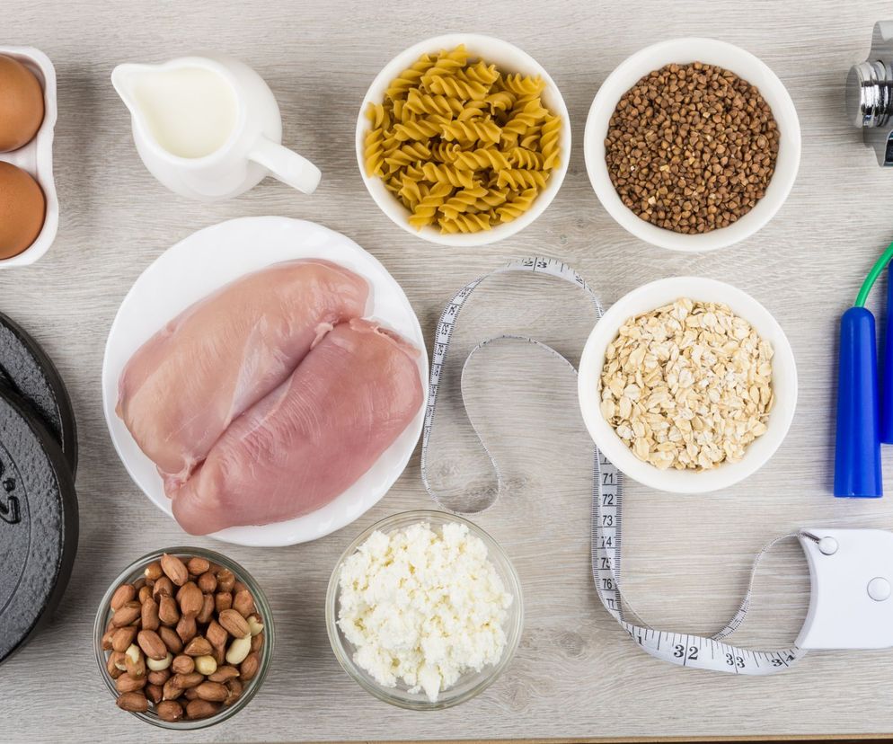 W jadłospisie kulturysty na masę mięśniową powinno dominować białko oraz zdrowe źródła węglowodanów.