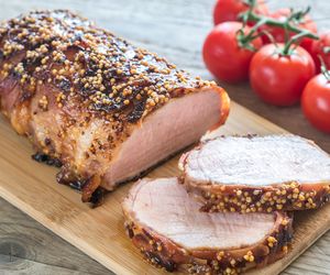 Pieczony schab zawinięty w boczek z musztardą