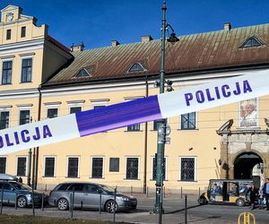 Podpalił się pod budynkiem kurii w Krakowie. Tajemniczy napis. 47-latek był wcześniej znany policji