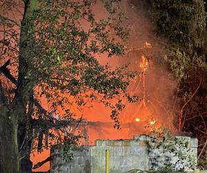 Potężny pożar na Woli w Warszawie. Cały budynek w ogniu. Przerażający widok