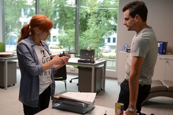 Komisarz Alex 4 sezon odcinek 11 (odc. 50). Michał Orlicz (Antoni Pawlicki), Lucyna (Magdalena Walach)