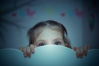 Dziecko boi się spać poza domem? To nie lęk przed ciemnością jest prawdziwym problemem