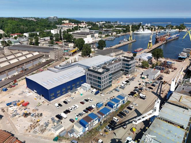 Trwają prace wykończeniowe na budowie hali kadłubowej w Stoczni Wojennej