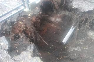 W Trzebini po raz kolejny zapadła się ziemia. Dziura na prywatnej działce ma głębokość ok. 2,5 metra