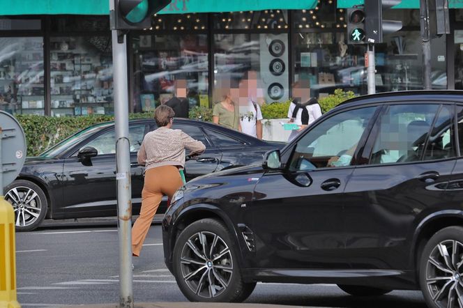 Monika Richardson pędzi na hulajnodze