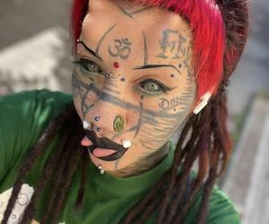  Ta dziewczyna myśli, że jest kotem. Ma 72 kolczyki, zmodyfikowaną twarz i rozszczepiony język. Szokujące zdjęcia! 