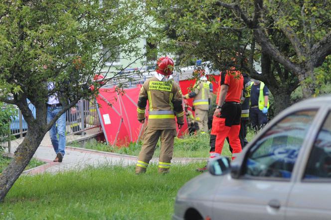 Tragedia w Koszalinie. Rodzeństwo wypadło z 9. piętra! Dzieci zginęły na miejscu [NOWE FAKTY]